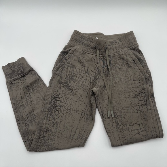 Lululemon Size 0 Warm Down Jogger 7/8 Length Thread Dye Rover Black Sweatpants - Picture 1 of 11